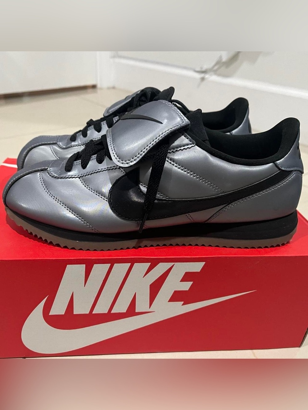 Nike Men’s Silver and Black Low-Top Sneakers